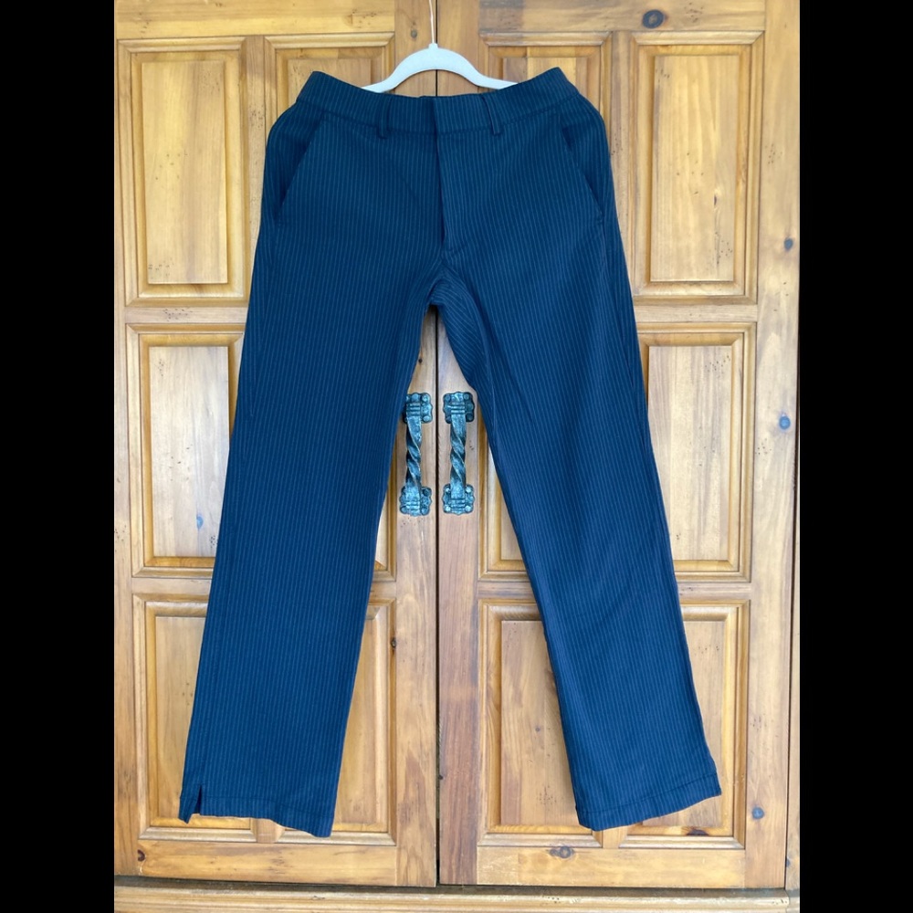 SOLD Men’s H Under Armor slacks 30/32